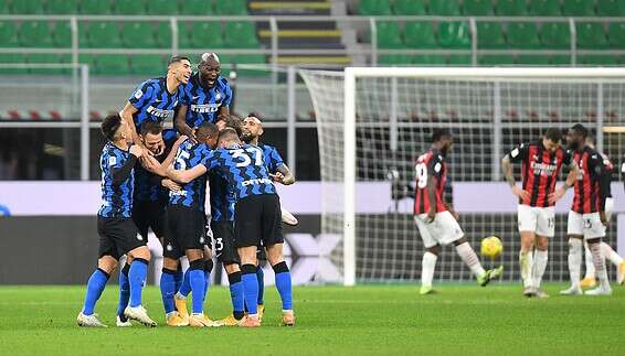 שחקני אינטר חוגגים עם אריקסן // צילום: רויטרס